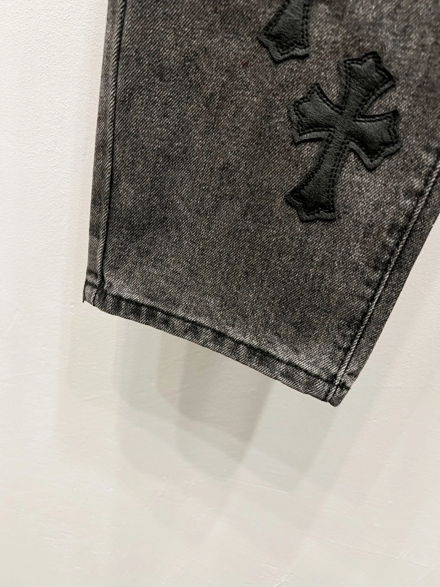 P260 Style number: (c028) Chrome Hearts CH Chrome Hearts 24SS vip custom-made double-knee leather flame high street cross jeans. Original purchased and patterned to truly restore the ultimate vintage texture. Special Italian cowhide print and then cut. Customized sheepskin three-layer thick line leather. The whole body is spliced in heavy water washing process. Craftsmen hand-splash ink. You can see the details. Three-dimensional cutting version. Loose and comfortable, not flattering on the body. Makes taller and slimmer. Seiko factory. Original factory quality control, same style for men and women, can be matched with couples, versatile recommendation, must-have jeans for all seasons Color: gray Size: 28, 30, 32, 34, 36 (S-xxl)